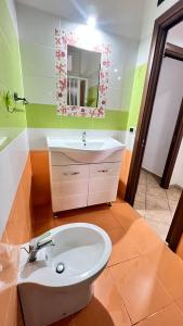 bagno con lavandino bianco e specchio di Pompei Gateway - Near Amalfi, Positano, Pompei, Napoli. a Scafati