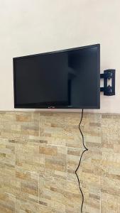 una TV a schermo piatto appesa a un muro di Pompei Gateway - Near Amalfi, Positano, Pompei, Napoli. a Scafati