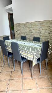 un tavolo con sedie che lo circonda in una stanza di Pompei Gateway - Near Amalfi, Positano, Pompei, Napoli. a Scafati