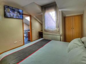 sypialnia z dużym łóżkiem w pokoju w obiekcie Hostal la Colmena w mieście Avila
