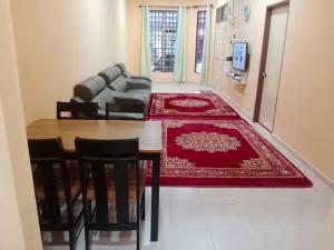 Aqiza Home Kuala Krai tesisinde bir oturma alanı