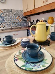 einen Tisch mit einer Teekanne und Tellern darauf in der Unterkunft Casa Celia in Miranda del Rey