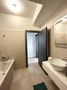 uma casa de banho com um lavatório, um WC e uma banheira em Tree House em Bucareste