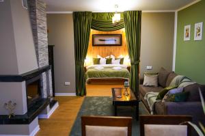 Un pat sau paturi într-o cameră la Casa de oaspeti DaciAna