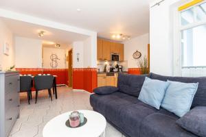 a living room with a couch and a kitchen at Brücken-Butze Whg 12 Villa Strandburg in Kühlungsborn