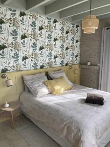 um quarto com uma cama e uma parede com uma cortina em Villas Les Loges em Les Loges