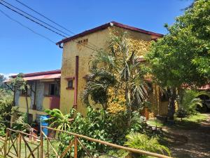 ein Haus mit einer Palme davor in der Unterkunft villa vanille in Tôlagnaro