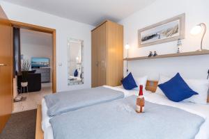 um quarto de hotel com duas camas e uma garrafa de vinho em Brücken-Butze Whg 12 Villa Strandburg em Kühlungsborn