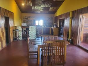 ein Esszimmer mit einem Tisch und Stühlen in der Unterkunft villa vanille in Tôlagnaro