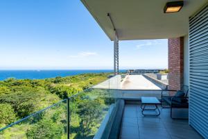 ein Balkon mit Blick auf das Meer in der Unterkunft Coral Point Sibaya Luxury Apartment in Sibaya