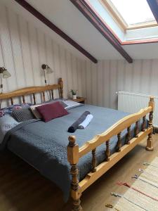 1 dormitorio con cama de madera en una habitación en Magyar Lovasvendégház, en Szilvásvárad
