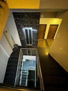 - une vue sur un escalier dans un bâtiment dans l'établissement Hotel Keptown Lite, à Jaipur