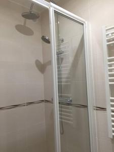 a shower with a glass door in a bathroom at Paris 5e Quartier Latin 2 pieces en Bail Mobilité in Paris