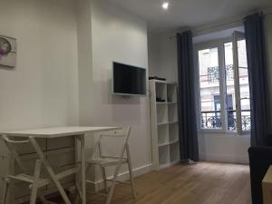 a room with a desk and a tv and a window at Paris 5e Quartier Latin 2 pieces en Bail Mobilité in Paris