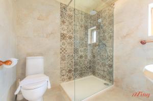 Et bad på Grand Gozo Farmhouse with Games Room & Pool