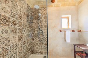 Et bad på Grand Gozo Farmhouse with Games Room & Pool