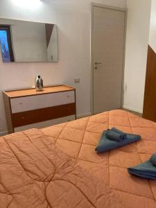 1 dormitorio con 1 cama con 2 toallas en Rhospitality - Pasubio 34, en Cornaredo