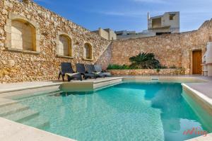 Bassenget på eller i nærheten av Grand Gozo Farmhouse with Games Room & Pool
