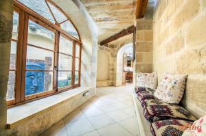 Posezení v ubytování Grand Gozo Farmhouse with Games Room & Pool + 21 fotografií