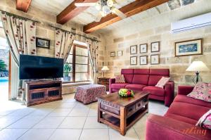 Et sittehjørne på Grand Gozo Farmhouse with Games Room & Pool