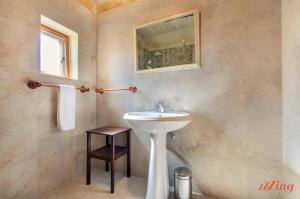 Et bad på Grand Gozo Farmhouse with Games Room & Pool