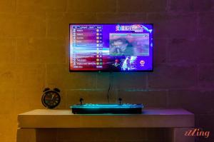 En TV eller et underholdningssystem på Grand Gozo Farmhouse with Games Room & Pool