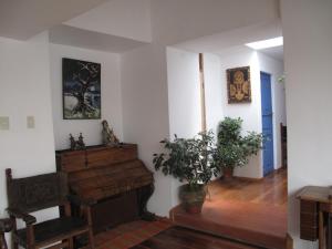 Uma TV ou centro de entretenimento em Posada Villa Mayor mais 37 fotos