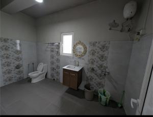 een badkamer met toilet en wastafel bij RT Mutbu in Aizawl +37 foto's