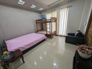 1 dormitorio con litera y sofá en RT Mutbu&Tukthuan, en Āīzawl