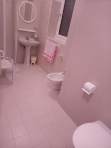マレにあるCasa Gregoriの白いバスルーム(トイレ、シンク付)