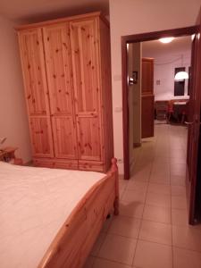 マレにあるCasa Gregoriのベッドルーム1室(ベッド1台付)、木製キャビネットが備わります。