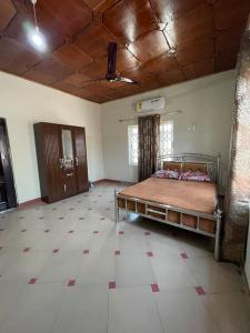 1 dormitorio con 1 cama en el centro de una habitación en Shirley’s Corner, en Kumasi