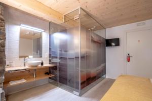 uma casa de banho com um lavatório e uma cabina de duche em vidro. em Aristondo Pentsioa em Getaria
