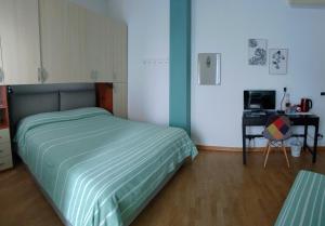 sypialnia z łóżkiem i biurkiem z komputerem w obiekcie VentoVerde B&B w Albendze