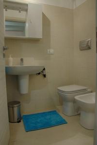 A bathroom at Casa Andolina White