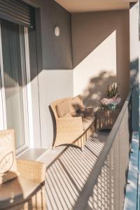 balcone con sedia e divano di "La Terrazza di Via Roma" Delta del Po - Private Parking a Porto Viro