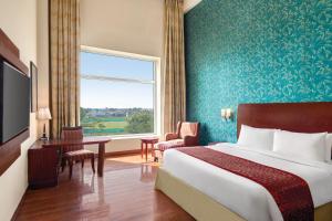 Postel nebo postele na pokoji v ubytování Ramada by Wyndham Jaipur Jaisinghpura