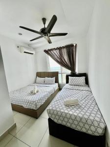 1 dormitorio con 2 camas y ventilador de techo en Mansion One Seaview 2BR 2-6pax near GMC Gurney en George Town