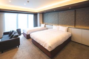 Giường trong phòng chung tại GOLD STAY Nagoya Osu