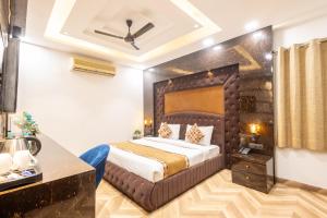 Rúm í herbergi á Hotel Cosmo Near BLK Hospital Karol Bagh