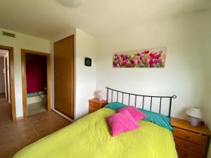 ein Schlafzimmer mit einem Bett mit zwei Handtüchern darauf in der Unterkunft Precioso ático en la Sierra de Irta in Alcossebre + 45 Fotos