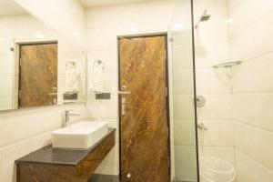 Baðherbergi á Hotel Cosmo Near BLK Hospital Karol Bagh