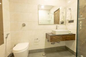 Baðherbergi á Hotel Cosmo Near BLK Hospital Karol Bagh