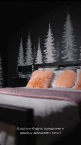 سرير أو أسرّة في غرفة في Кузня міні-готель