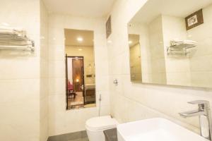 Baðherbergi á Hotel Cosmo Near BLK Hospital Karol Bagh