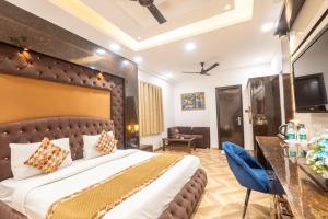 Rúm í herbergi á Hotel Cosmo Near BLK Hospital Karol Bagh