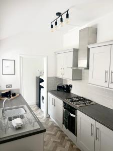 Η κουζίνα ή μικρή κουζίνα στο 2 bedroomed house close to Cleethorpes seafront