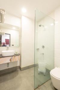 Baðherbergi á Hotel Cosmo Near BLK Hospital Karol Bagh