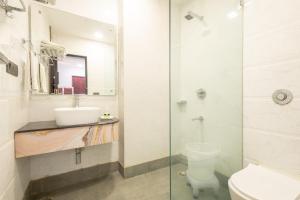 Baðherbergi á Hotel Cosmo Near BLK Hospital Karol Bagh