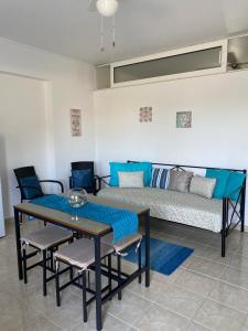 - un salon avec un canapé et une table dans l'établissement Artemisia Apartment, à Koskinou